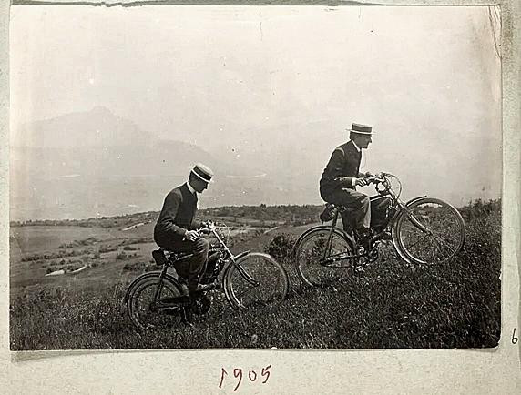 Les frères Dufaux gravissant le Salève en Motosacoche en 1904.