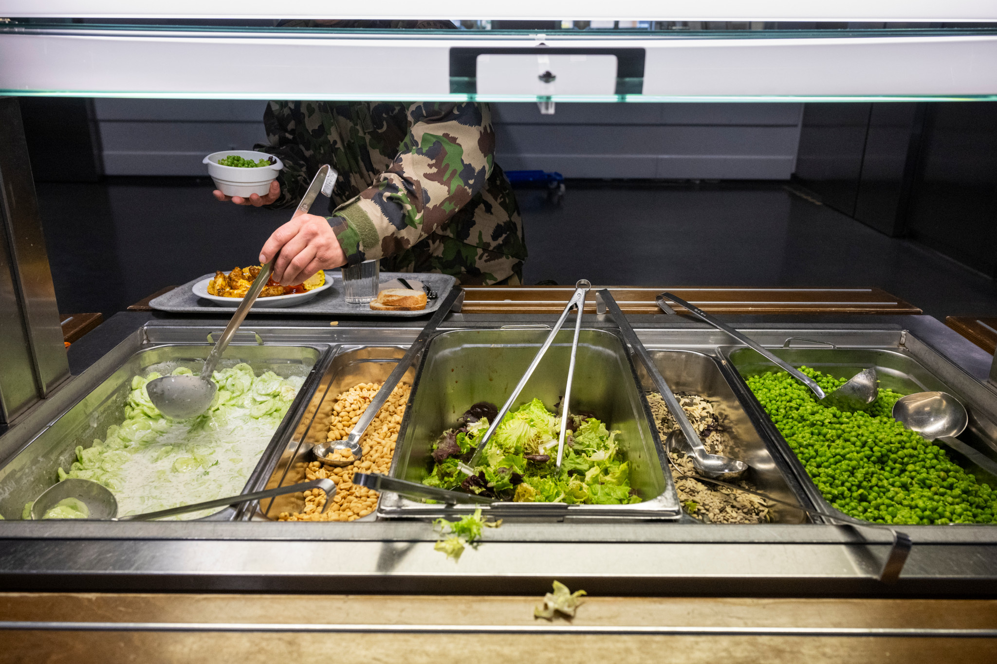Beaucoup de militaires ont une vingtaine d’années, et les légumes ou la salade n’ont pas vraiment la cote.