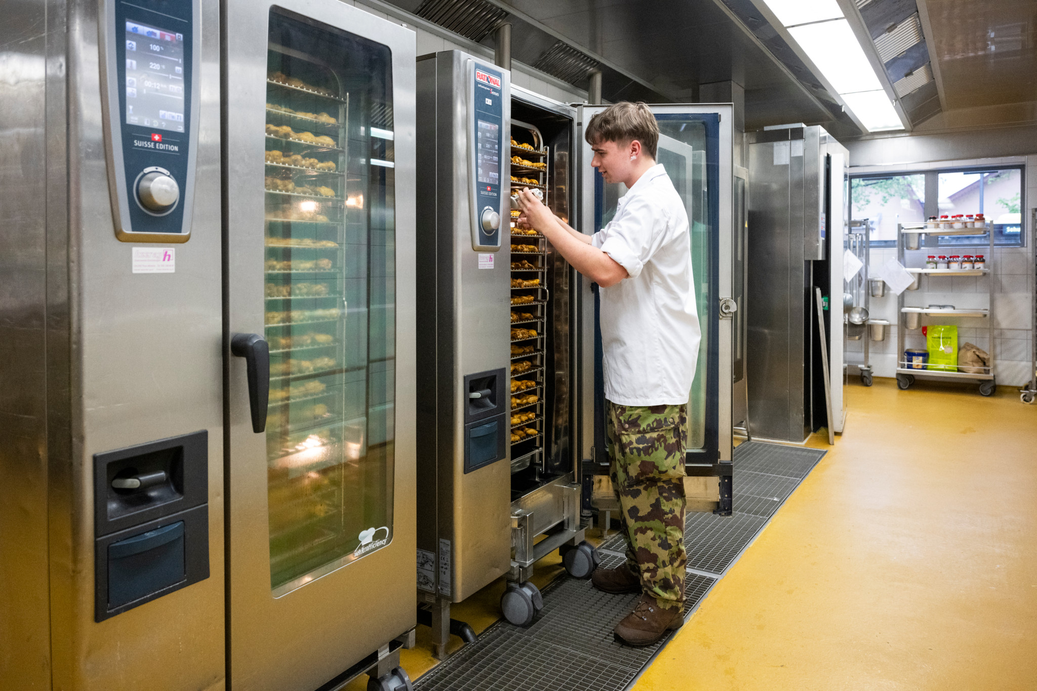 À seulement 21 ans, Pascal Hirt dirige une brigade de 24 cuisiniers aux heures de pointe. Ici, il contrôle les ailes de poulet dans le steamer.