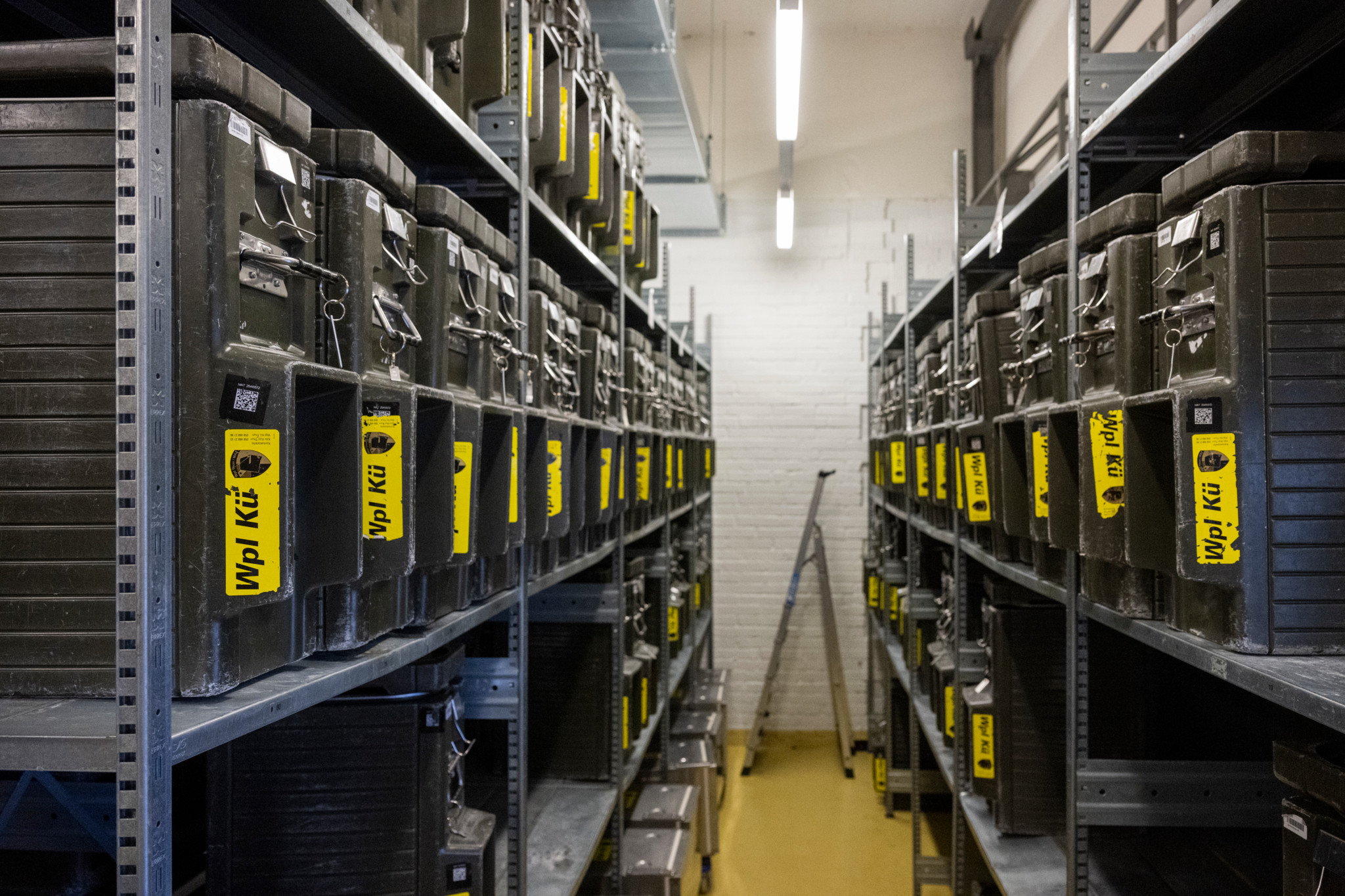 C’est dans ces petits containers que la nourriture est apportée aux recrues dans les champs ou les forêts. La cuisine militaire est soumise aux règles d’hygiène nationales, au même titre que n’importe quel restaurant suisse.