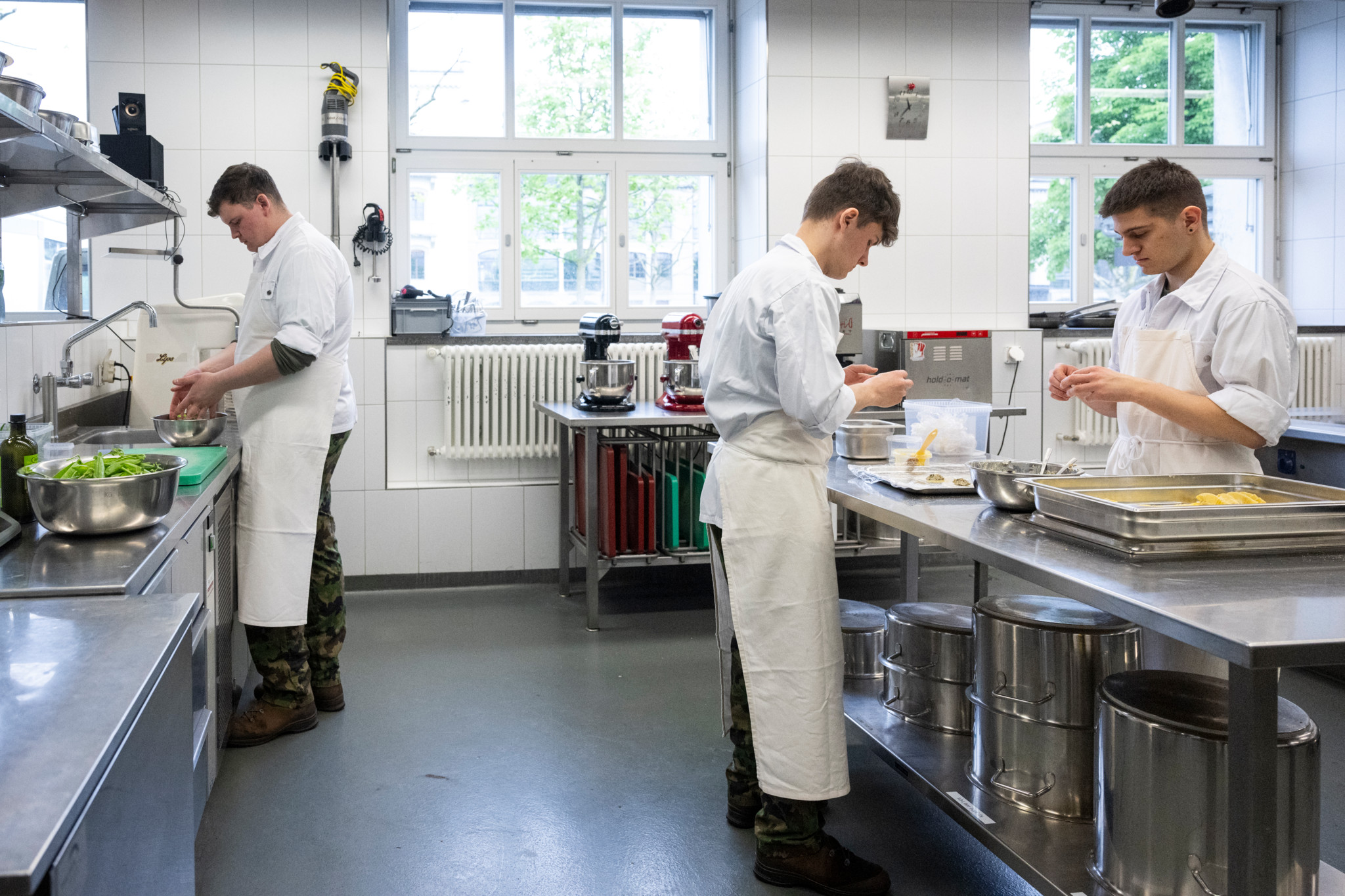 Les meilleurs cuisiniers de l’armée y défilent et travaillent les restes de l’un des 80 événements externes auxquels ils participent chaque année.