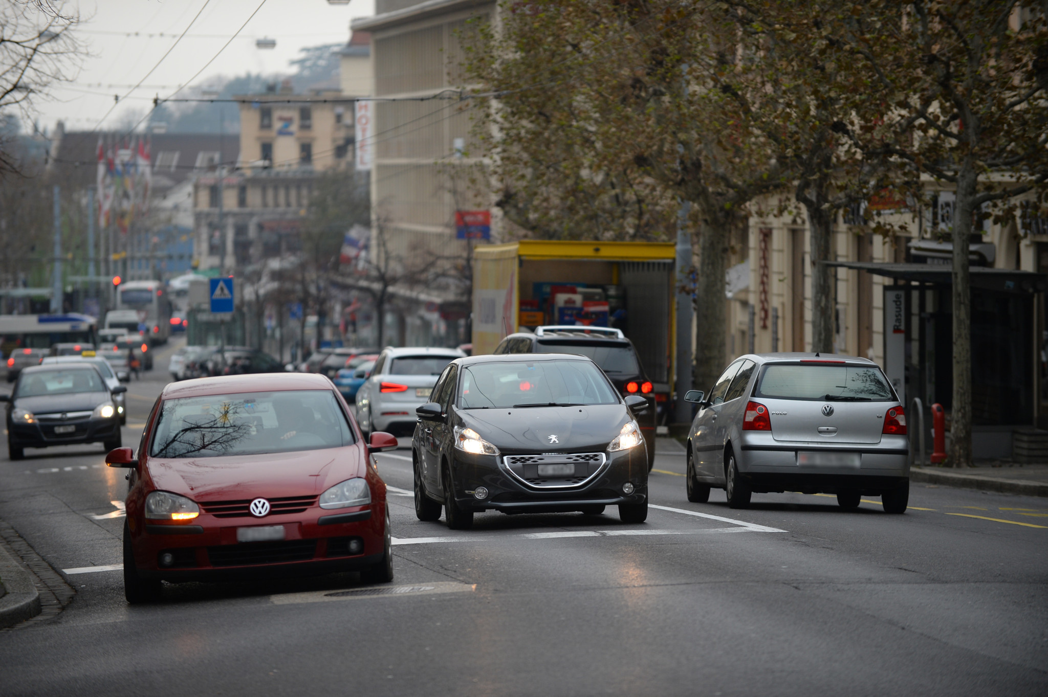 Les véhicules à moteur doivent être «éclairés en permanence» lorsqu’ils circulent, quelle que soit l’heure de la journée (photo d’illustration).