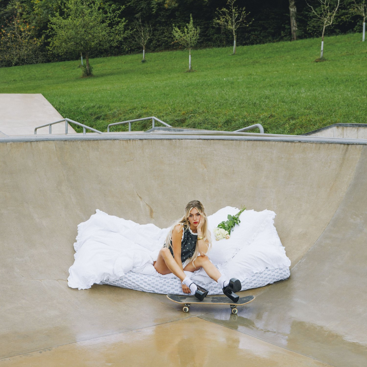 Eileen Alister a sorti quatre singles en 2024 et a collaboré avec la sœur de Nemo, Ella Mettler, pour ce shooting.