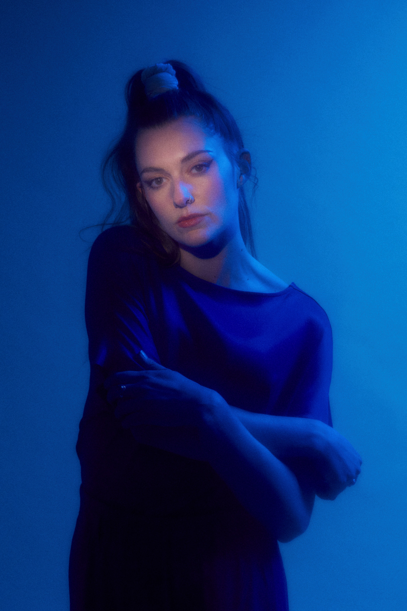Dana fait de la pop et reste polyvalente en termes de style et de langage.